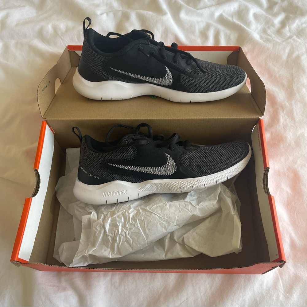 Nike Women’s Flex Experience Run size 10